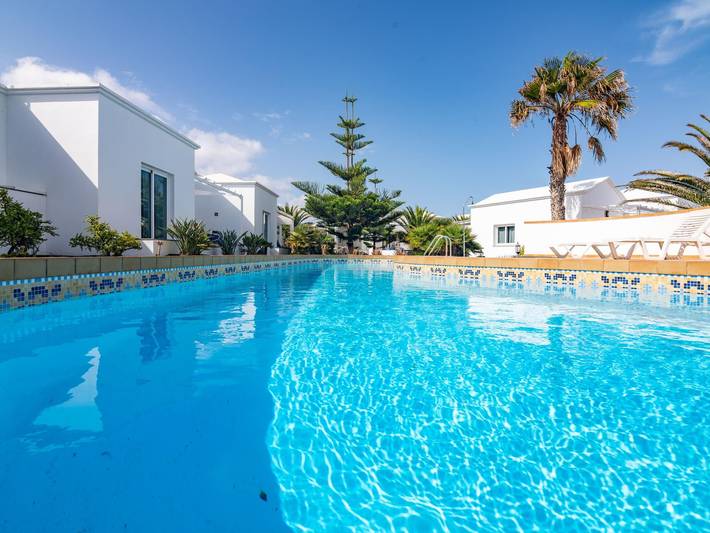 Location de vacances pour 4 personnes, avec piscine ainsi que terrasse et jardin dans Charco del Palo - 2