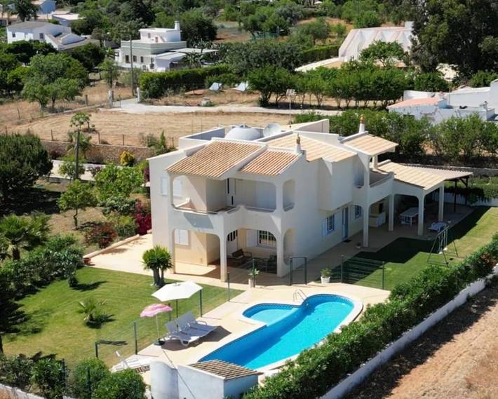 Villa para 10 pessoas, com jardim e vista para o lago e ainda vista and piscina, com animais de estimação em Moncarapacho