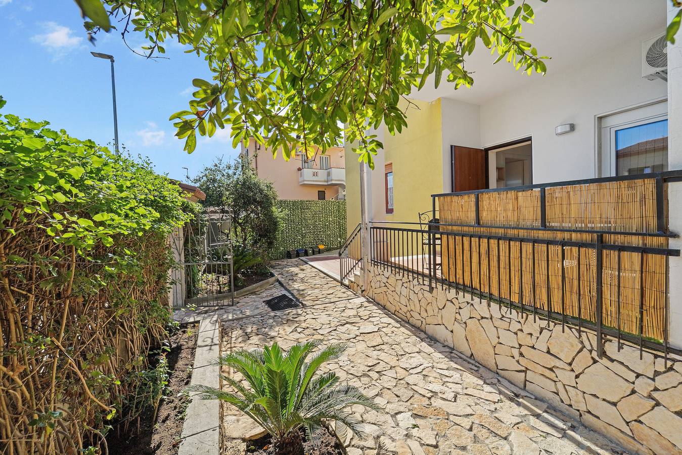 Entire apartment, Apartment 'Nr 2' with Shared Pool and Garden in Pula (Italy), Pula region