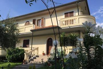 Ferienwohnung für 9 Personen, mit Garten und Balkon in Marina di Massa