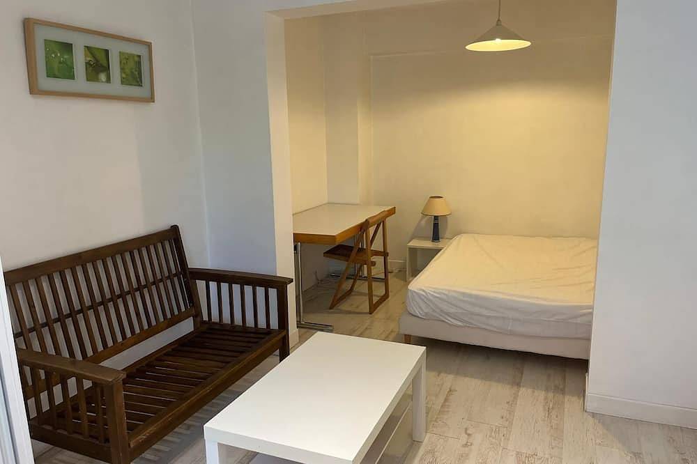 Entire apartment, 33m² studio, fully equipped, refurbished, very quiet, close to Rer Rueil 2000 in Rueil-Malmaison, Hauts-de-Seine