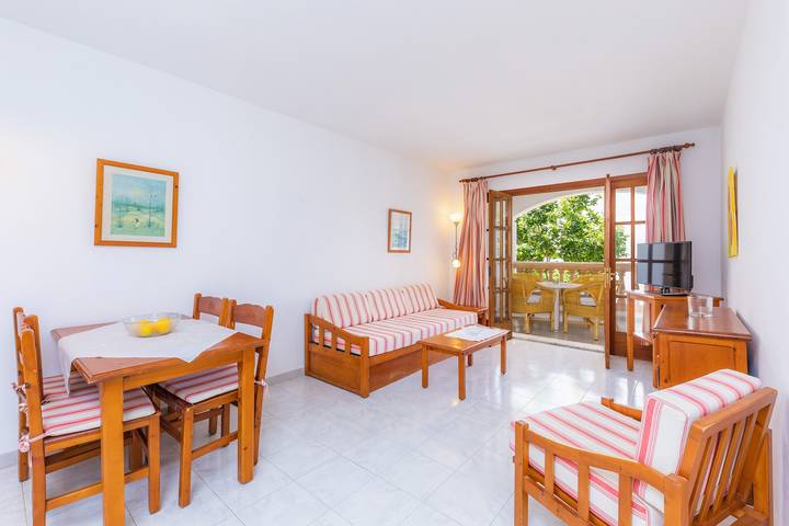 Apartamento entero, Apartamento cerca de la playa con piscina, terraza privada, aire acondicionado y Wi-Fi in Canyamel, Capdepera