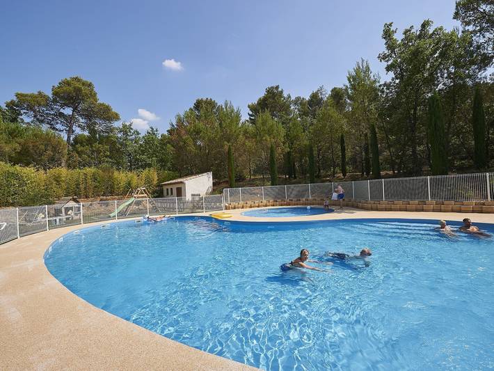 Gîte pour 4 personnes, avec jardin ainsi que terrasse et piscine à Nans-les-Pins - 2
