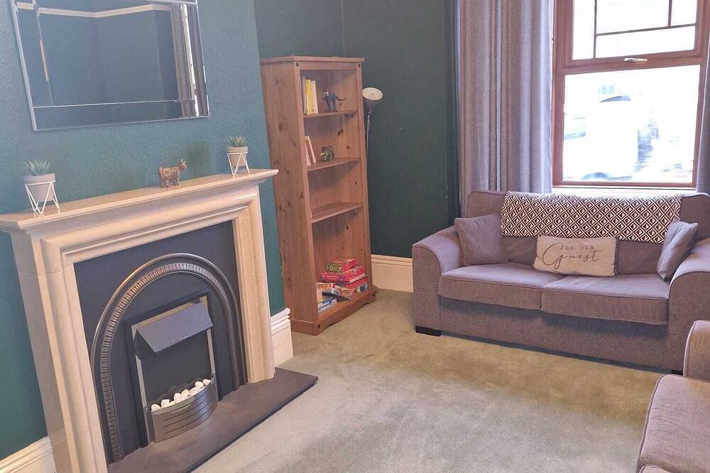 Hereford – Falcon House: Spacious 5-Bed with Games Room, Sleeps 14 in Hereford, Herefordshire