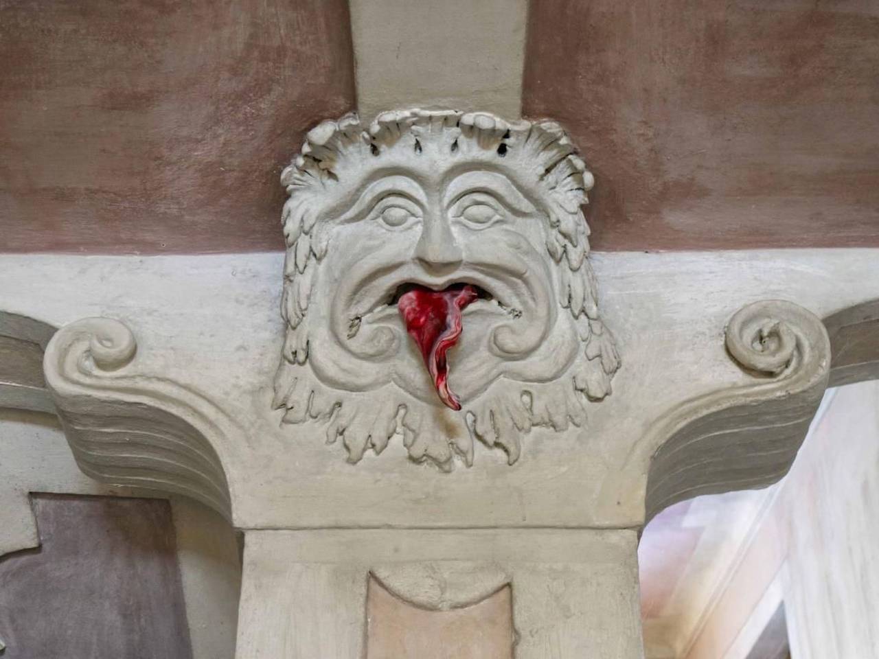 Bündner Zuckerbäckerpalazzo unter Denkmalschutz in Poschiavo, Livigno Alpen