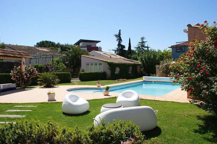Gîte pour 4 personnes, avec jardin ainsi que terrasse et piscine