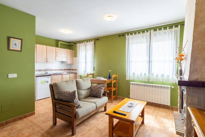 Ganzes Studio, Einzimmerapartment 'La Casa De Dafne Acebo' mit Bergblick, Terrasse und Gemeinschaftsgarten in La Pinilla, Santo Tomé del Puerto