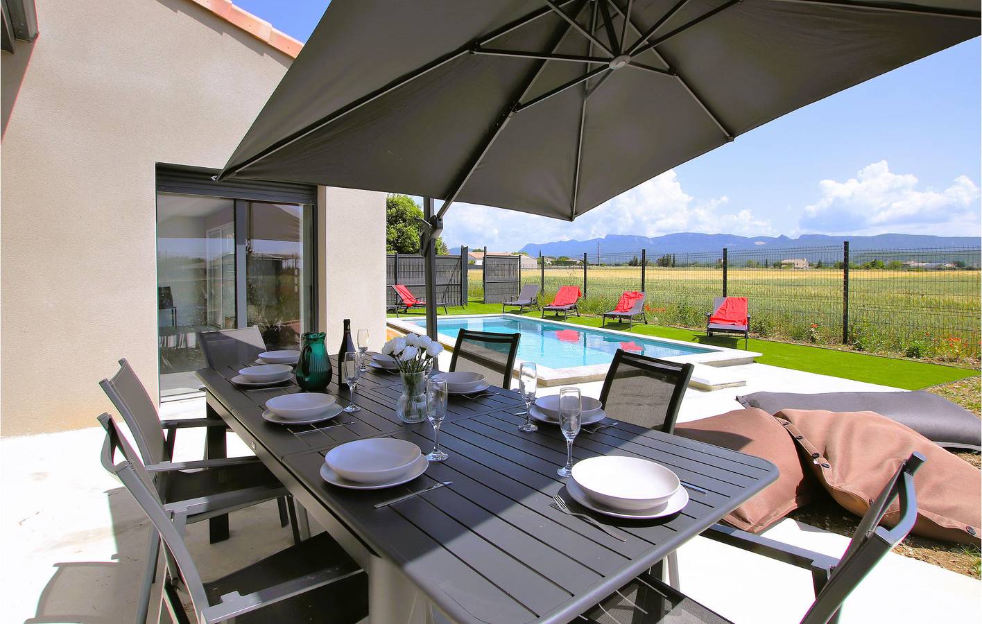 Appartement au bord de la piscine avec parking et WiFi in Sauzet, Région de nyons