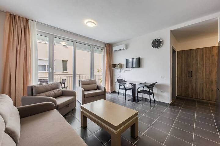 Gîte pour 4 personnes, avec jardin ainsi que piscine et balcon, adapté aux familles dans Lezhë