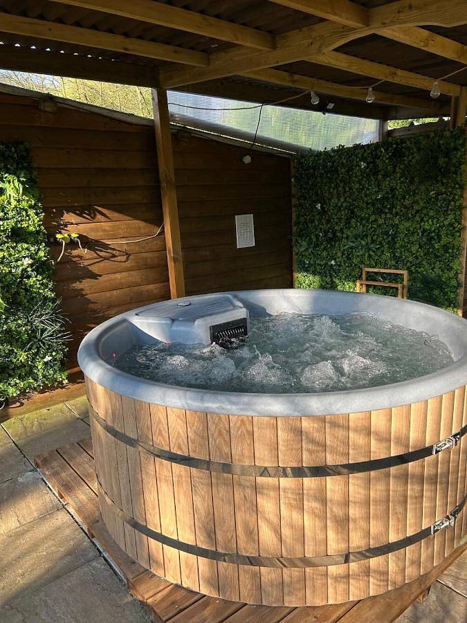 Gîte pour 2 personnes, avec Jacuzzi et Terrasse ainsi que Jardin et Sauna dans Espins