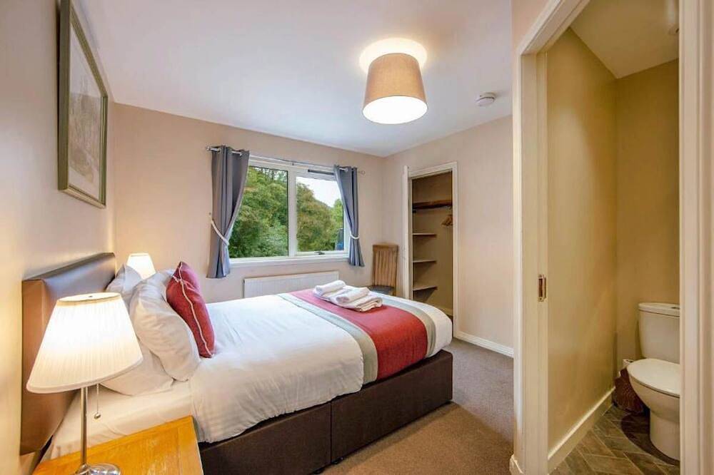 Wildwood Cottage with Hot Tub - sleeps 8 guests  in 4 bedrooms in Ballachulish, Highlands