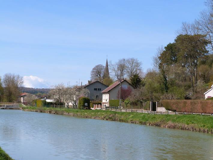 Acogedora casa rural junto al río Mosa: paraíso tranquilo con terrazas y actividades cercanas in Vilosnes-Haraumont, Verdún