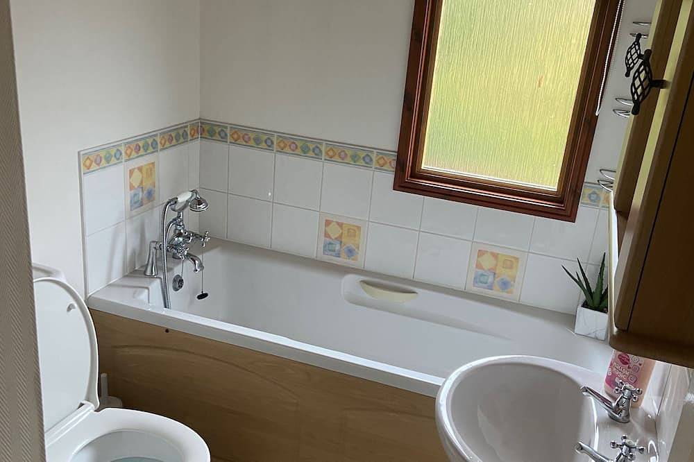 Kingfisher Cosy Lakeside Lodge in Carnforth, Lancashire