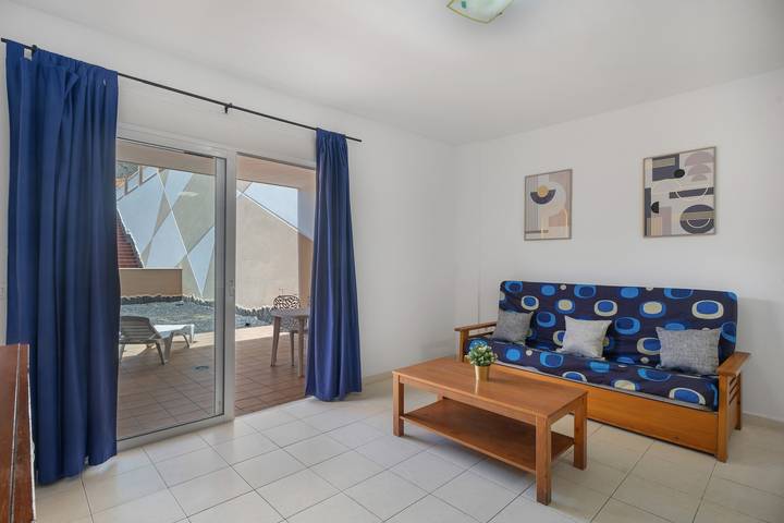 Ganze Wohnung, Ferienwohnung 'Brisas de Chasna' mit Meerblick, Gemeinschaftspool und WLAN in Adeje, Teneriffa Süd