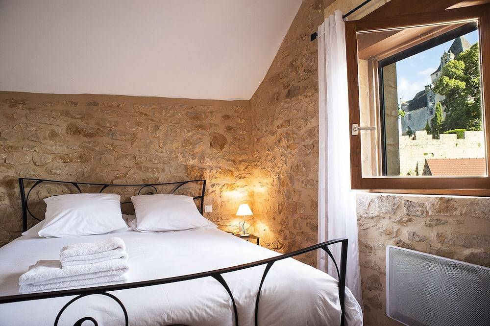 Typical stone house. Heated swimming pool, garden , stunning view in Vitrac, Périgord Noir