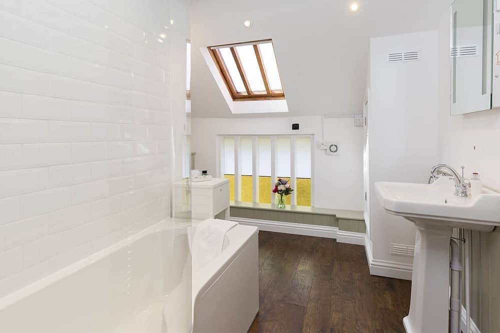 Entire apartment, A sudeley castle cottage that sleeps 4 guests  in 3 bedrooms in Winchcombe, Gloucestershire