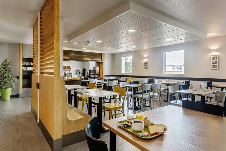 Hôtel pour 4 personnes, animaux acceptés à Meyzieu - 2