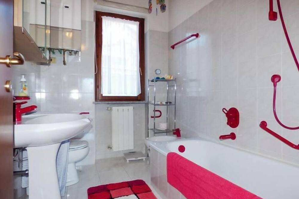 Ganze Wohnung, 2-Zimmer-Wohnung mit Balkon und wunderschöner Seesicht in Pino sulla Sponda del Lago Maggiore, Maccagno con Pino e Veddasca