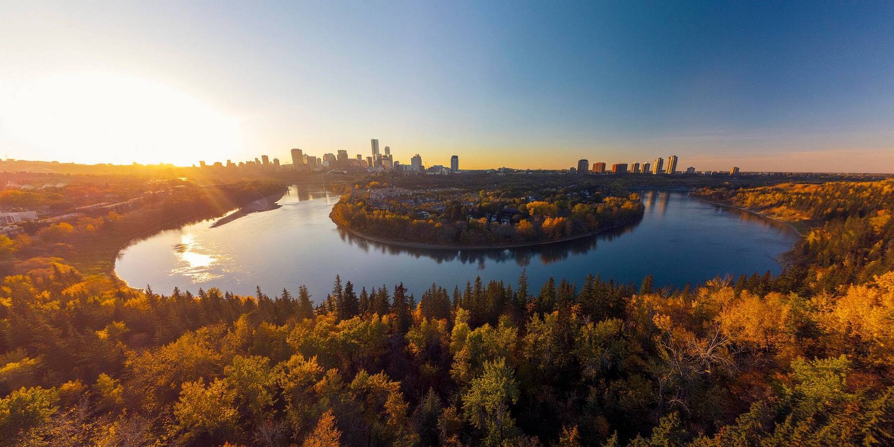Ganze Wohnung, Luxuriöses großes Loft mit 3 Schlafzimmern in Saskatchewan Drive in Edmonton, Alberta
