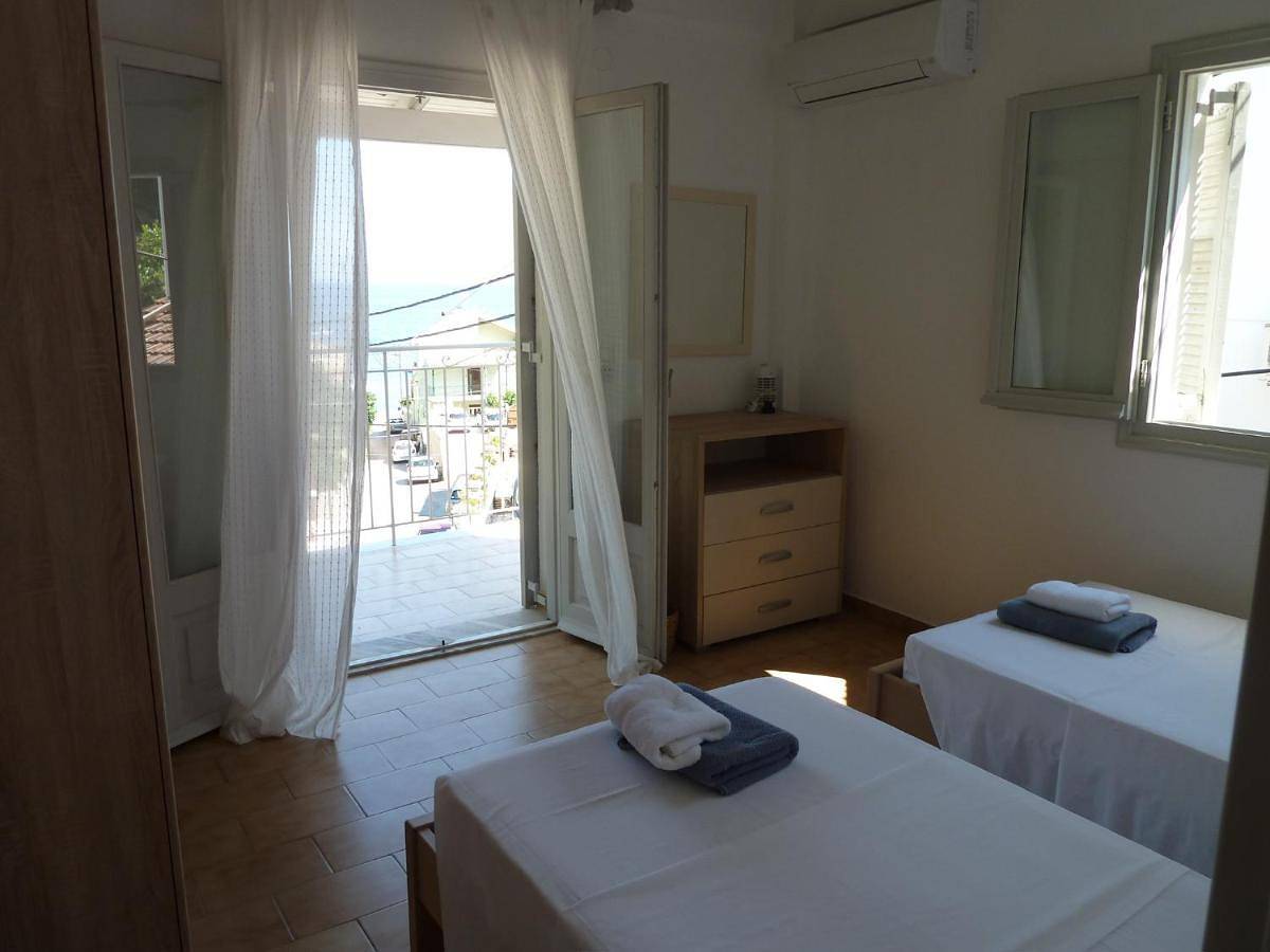 Appartement entier, Mandraki House Upper, 100m from Kaminaki Beach in Katavolos, Corfou
