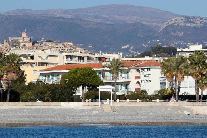 Appart’hôtel pour 2 personnes, avec vue ainsi que terrasse et jardin