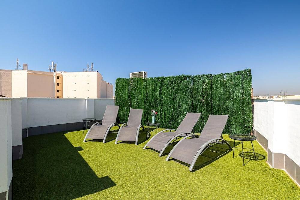 Entire apartment, H2M Suites 2 bedroom with rooftop terrace in Málaga Central District, Malaga