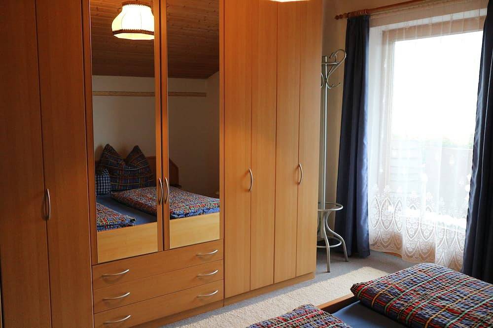 Ganze Wohnung, Fewo Enzian mit herrlichen Blick auf die Zillertaler Bergwelt ,Pool , 2-5 Pers. in Stummerberg, Ski-Optimal Hochzillertal