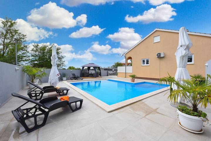 Holiday rental for 8 people, with garden and balcony, child-friendly in Zadar