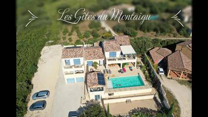 Location de vacances pour 21 personnes, avec vue ainsi que piscine et terrasse à Saint-Hippolyte-de-Montaigu