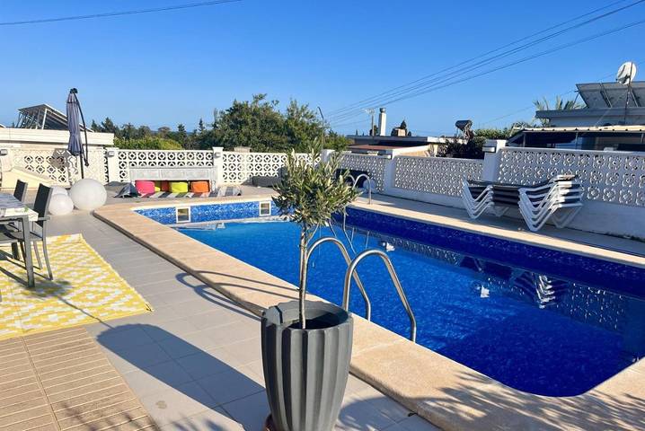 Chalet para 4 personas, con Terraza y Jardín además de Piscina y Vistas en Elche