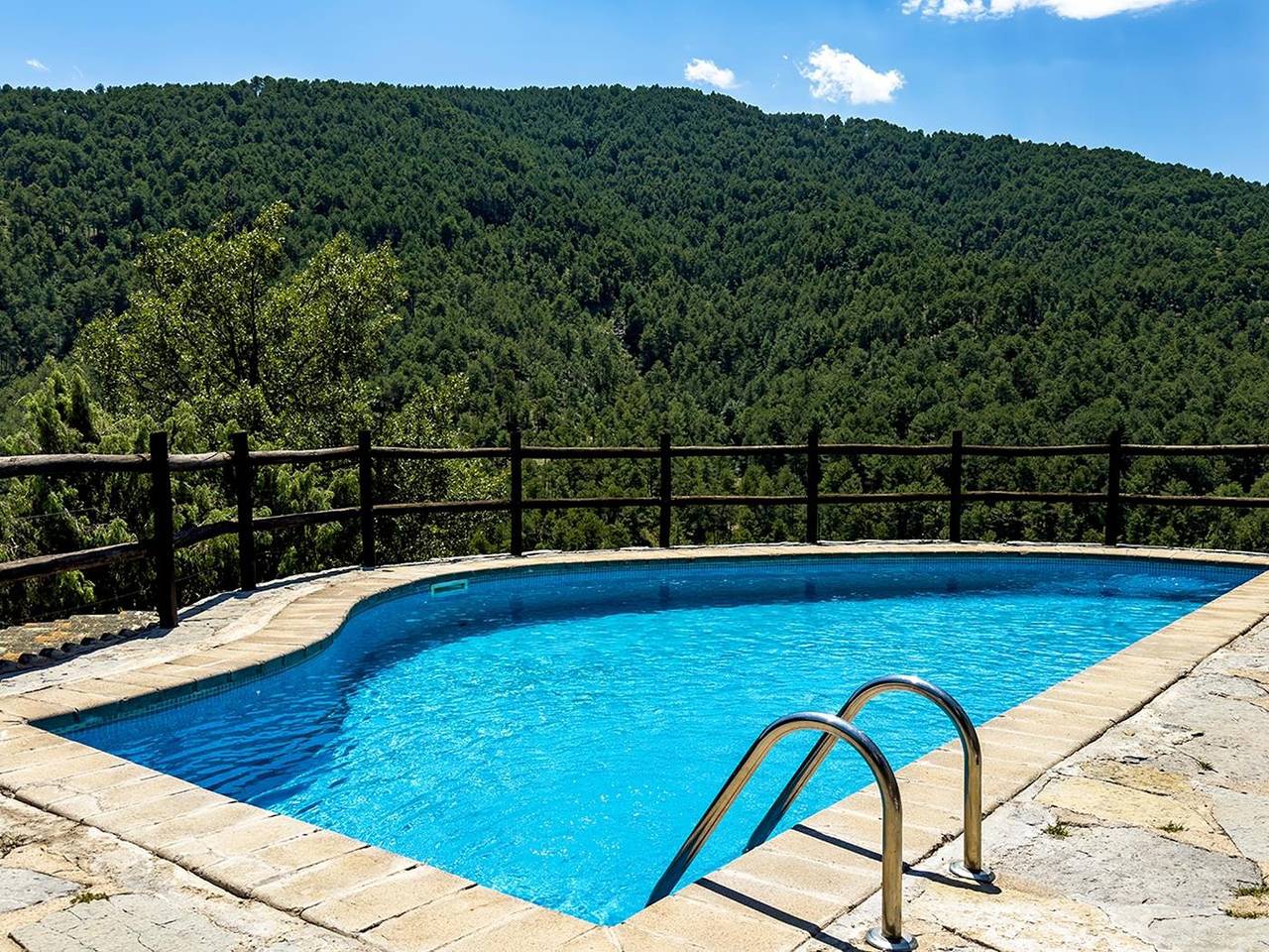 Mountain holiday cottage with swimming pool, catalan pyrenees in Coll de Nargó, Pireneje Hiszpańskie