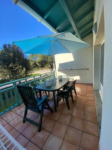 Gîte pour 6 personnes, avec terrasse ainsi que vue et piscine dans Golf De Pinsolle