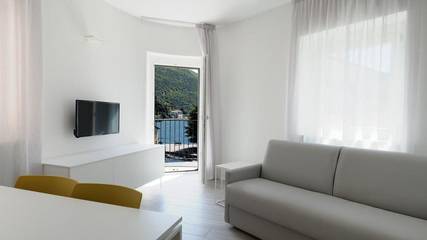 Ferienwohnung für 2 Personen, mit Balkon und Seeblick in Torbole