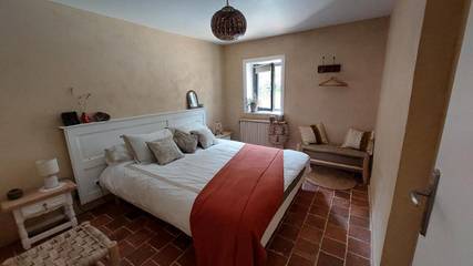 Gîte pour 2 personnes, avec terrasse ainsi que vue et piscine à Blacé