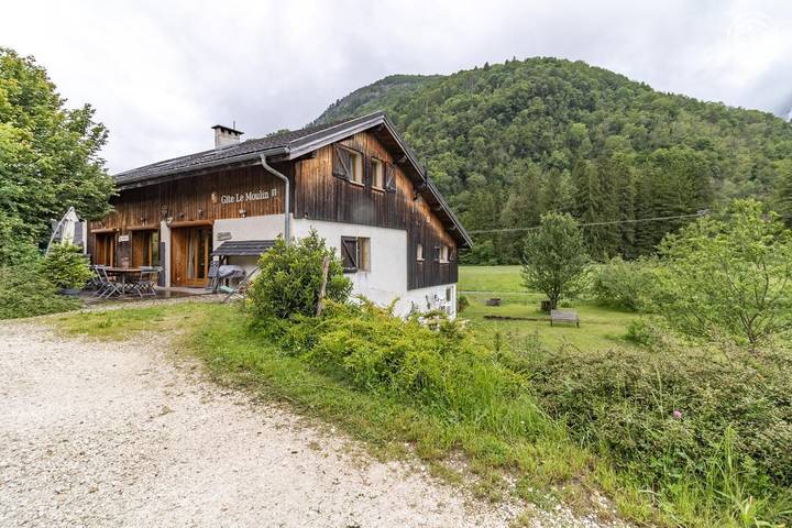 Gîte pour 15 personnes, avec sauna ainsi que jacuzzi et terrasse