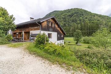 Gîte pour 15 personnes, avec jacuzzi ainsi que sauna et terrasse à La Compôte