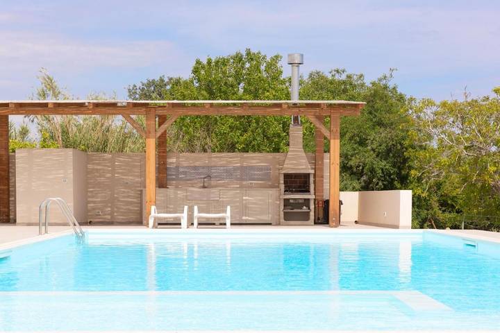 Apartahotel para 5 personas, con jardín y piscina para niños además de vistas y piscina en Sicilia