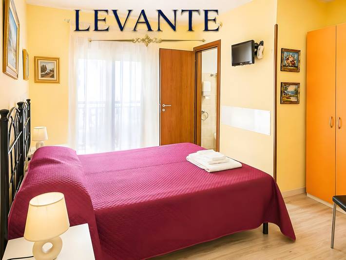Lumora B&B - Chambre Double Levante avec Balcon, Wi-Fi et Climatisation in Crotone, Province de Crotone