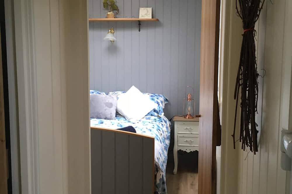 Shepherd'S Hut (Deluxe). Beautiful 1 bedroom, with patio, ideal for couples. in Dorset