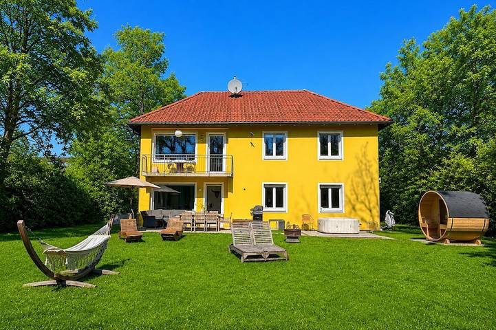 Ferienhaus für 10 Personen, mit Balkon und Whirlpool sowie Garten in München