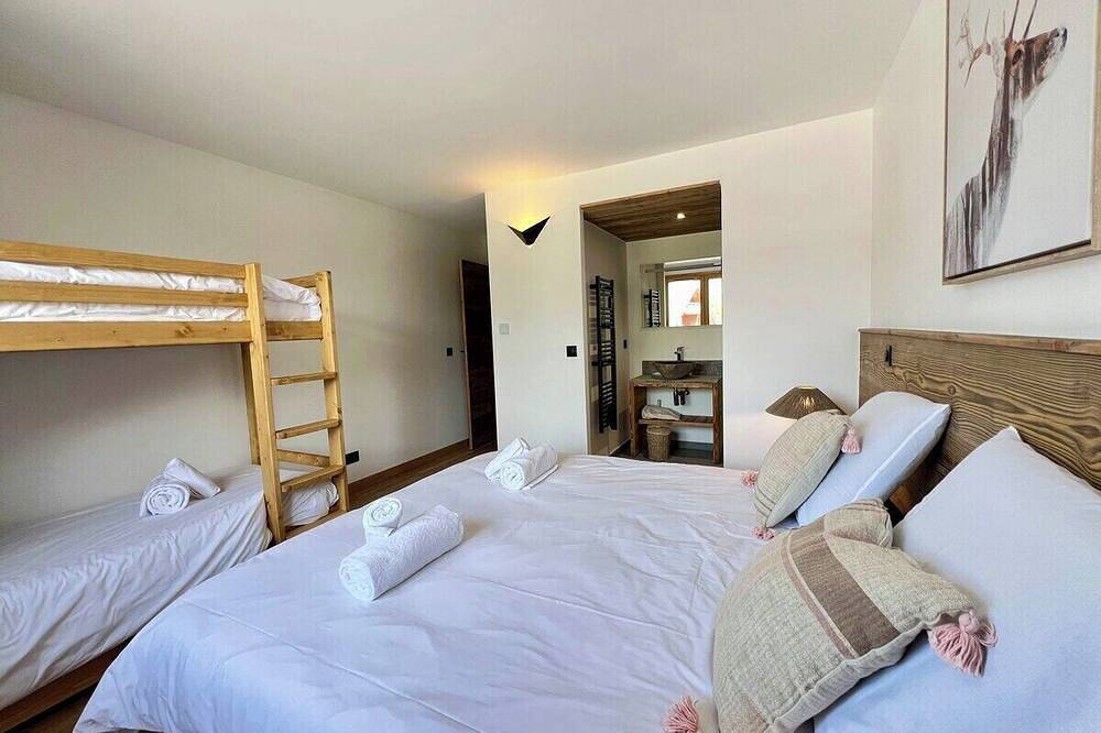 Ganze Wohnung, New 10p Apt | Ski-in/out & Central in Le Praz de Lys, Taninges