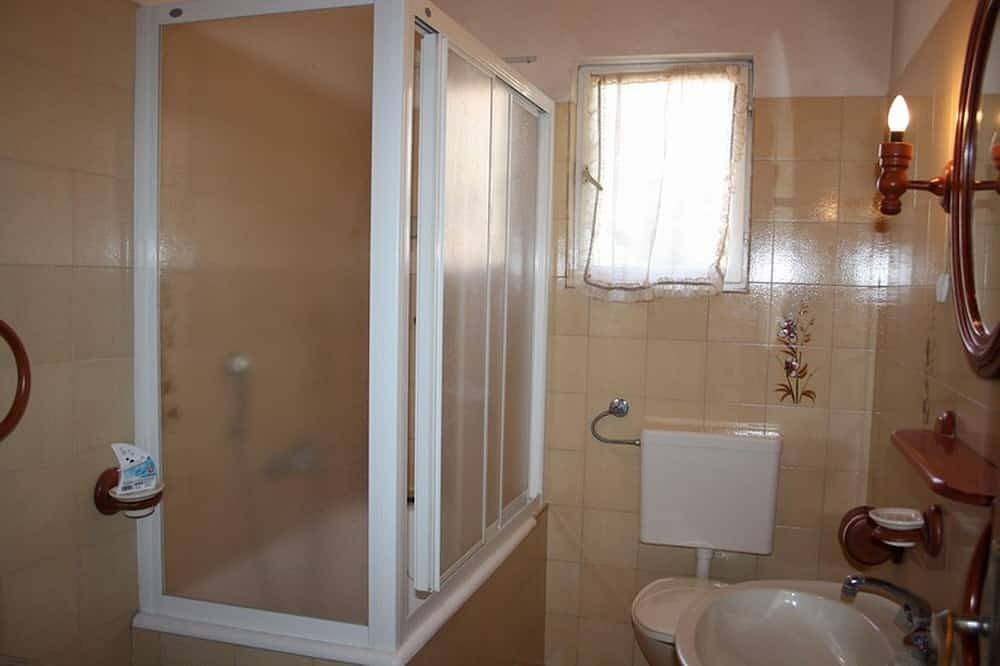 En-suite Zimmer Ana °3 mit Gemeinschaftsküche, Wlan in Krk Stadt, Krk