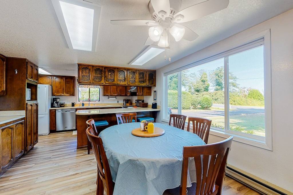 Dog-friendly home with Siuslaw River views, fireplace & Wifi - near beach & town in Lane County