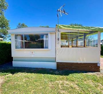 Gîte pour 4 personnes, avec terrasse et piscine à Genouillé