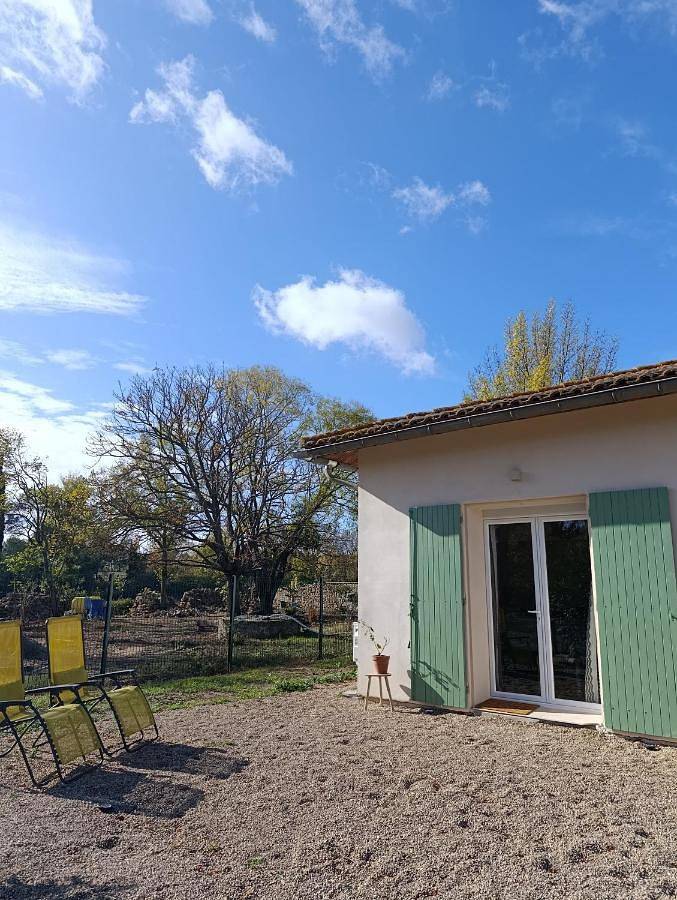 Chambre d’hôte pour 2 personnes, avec jardin et piscine ainsi que vue et terrasse à Badens