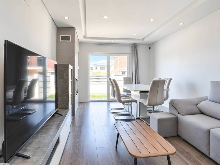 Spacious 4-Bedroom Villa in Fernão Ferro with Private Terrace, Wi-Fi & Air Conditioning in Fernão Ferro, Setúbal Peninsula