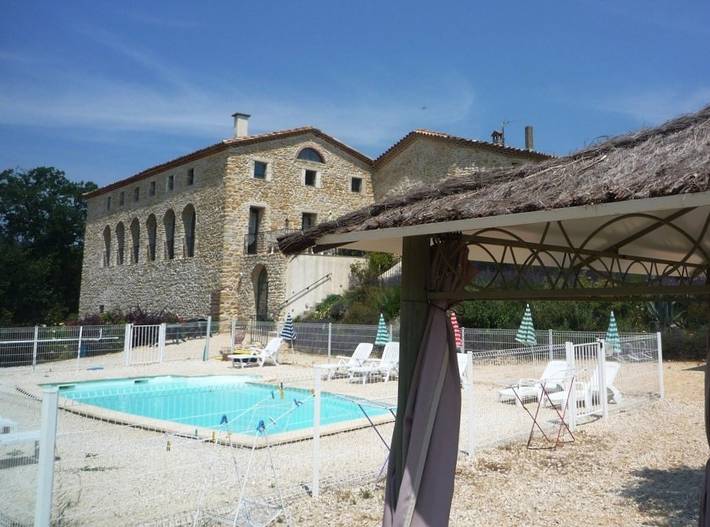 Gîte pour 40 personnes, avec jardin ainsi que piscine et terrasse, animaux acceptés