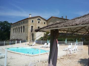 Gîte pour 40 personnes, avec piscine ainsi que terrasse et jardin, animaux acceptés à Saint-Privat-des-Vieux