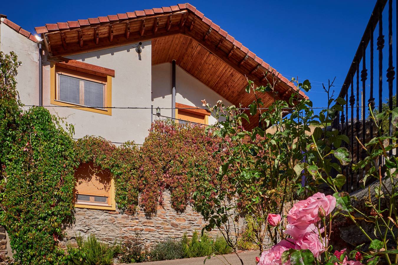 Casa de campo 'Aguas Frias 2' con vistas a la montaña, terraza privada y Wi-Fi in La Omañuela, Riello