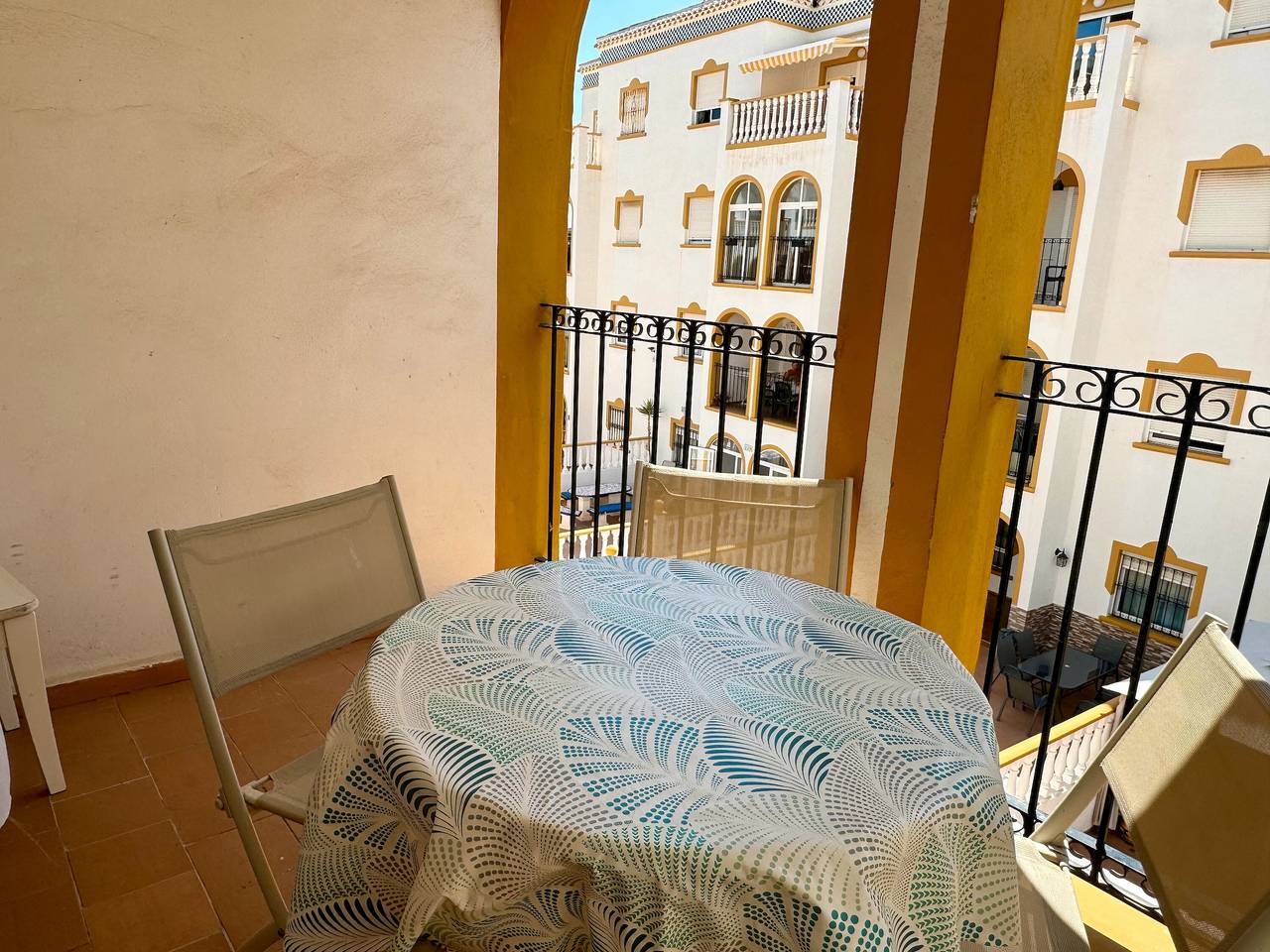 Appartement entier, Appartement 'Buen Ambiente' avec piscine partagée, jardin commun et Wi-Fi in La Zenia, Orihuela